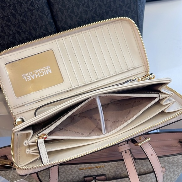 MICHAEL KORS
Leather Continental Wristlet Phone Case Wallet 
Light Cream 
NWT - Picture 15 of 16